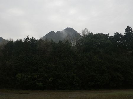 三尾山登山者駐車場から前三尾山が見えている。西峰と本峰はここからでは見えない