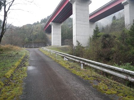 まずは道路歩き。舞鶴道の橋脚の下を通って登山道へあがっていく