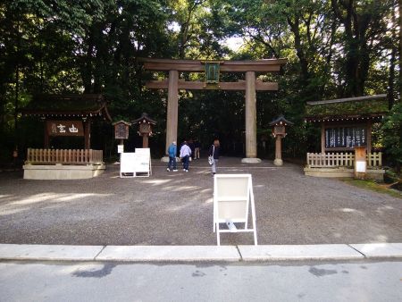 大神神社の鳥居の中へ入って参道を歩いていく。それにしても人が多いけどこの神社は人気なのかな！？