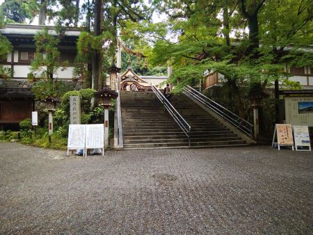 ここで階段に登らず左の狭井神社へ向かっていく