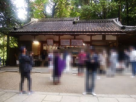 狭井神社まで下ってきた。三輪山参拝証に記載された番号を前にある受付に言って三輪山参拝証を返却する