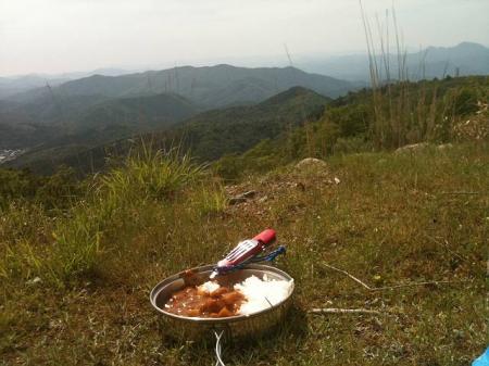 山頂でカレーをして食べる。レトルトだけど山で食べると美味しい