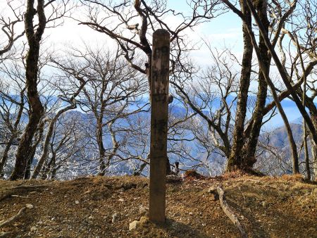 明神岳(1432m)に到着。ここは山頂というより途中って感じだね