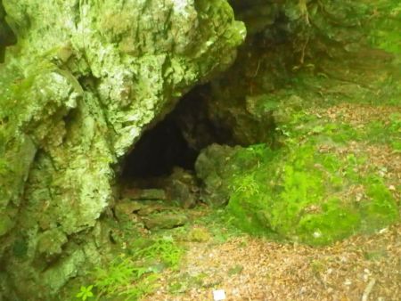 これが愛染窟らしいけど、単なる洞窟というか岩の穴という感じ。中はちゃんと見なかったけどね