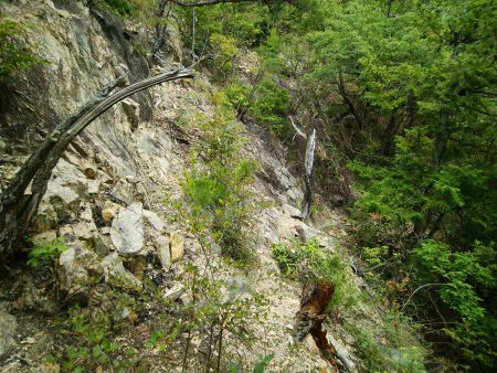 岩場のトップまで登ると今度は岩場を右にトラバースしていく