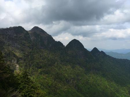 七曜岳への登り始めで普賢三兄弟が綺麗に見える場所がある