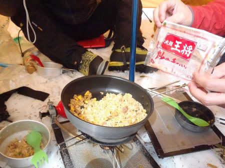 続いて大阪王将のチャーハンを焼いて食べた。これもめっちゃ美味しい！！