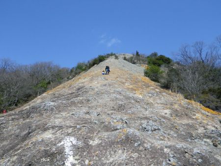 岩場の一ヵ所だけ岩が盛り上がってるところが少し厄介だけどそんなに怖くない。それよりカメラや携帯を落としてしまったので気をつかって登らないといけなかった