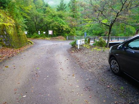 橋を渡って左側の路肩に駐車してスタート。登山口はこれを直進する