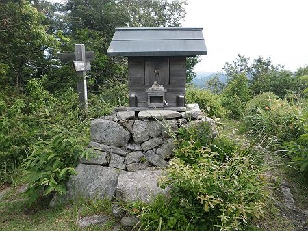 西光寺山の山頂には祠のようなものがあったが、何か祀られているんだろうか！？