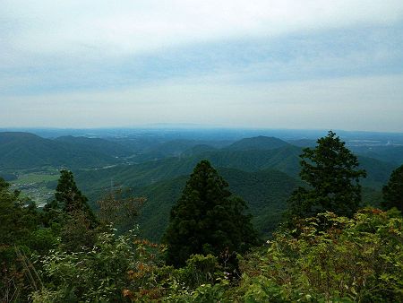 南西方面を撮影してみたが、遠くに見えているのは神戸市だとすると薄っすら見えている山は六甲山かな！？