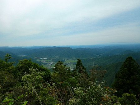 今田方面を撮影してみた。中央に見えてるのは和田寺山で、その奥が虚空蔵山かな！？和田寺山は登っても何の展望もないので興味がないんだけどね