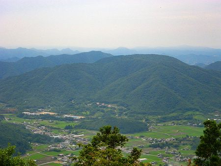 ズームで和田寺山と虚空蔵山を撮影してみたけど、あまり特徴のある山でもないね