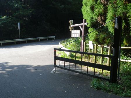 勝尾寺園地の入口を右に曲がって道路を歩いていく