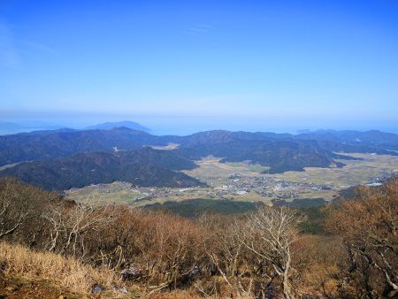 日本海と麓の村を一望しながら歩く。ここから撮影しまくっていた