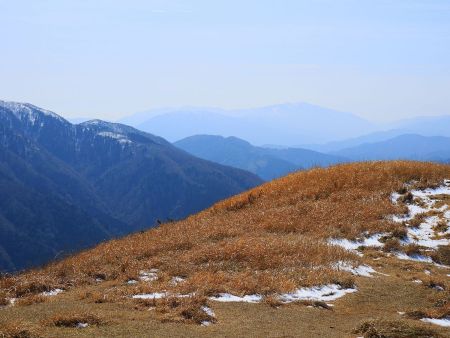 武奈ヶ岳と思われる南西付近をズーム撮影。右側の雪がかぶった山は形的にも方角的にも比良山地っぽいけどどうなんだろう！？