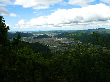 山頂の手前で展望の良い場所があったので撮影しておいた。西脇市から遠く加古川市、肉眼では海らしきところまで見えた。こっち側の右半分は山頂から見えない