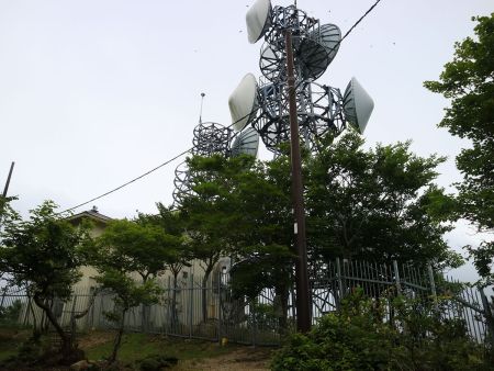 この電波塔があるところがカラ岳らしいけど、山頂プレートなどなかった