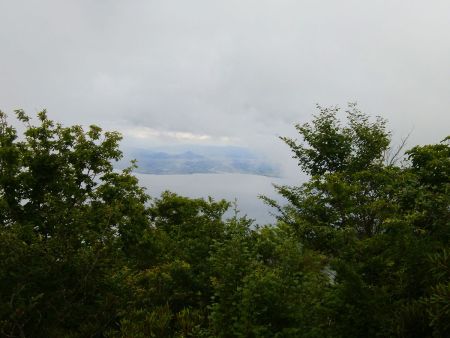 堂満岳から琵琶湖方面を望むけどガスっていてよく見えない