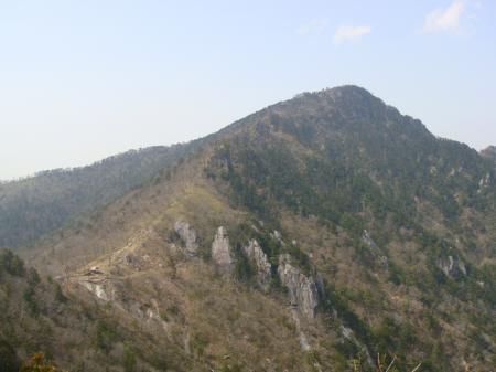 大日岳のピークから見た避難小屋と釈迦ヶ岳