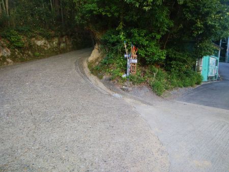 ここから左側の参道っぽい舗装道をひたすら登っていく