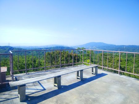 展望台からは360度のパノラマ展望で生駒山がよく見える