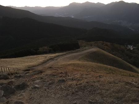 亀山から下っていく。日没後でもう暗くなってきた