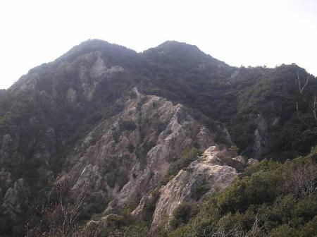 この岩場を歩いてきたのかと思いながら、須磨アルプスを振り返る。この後は普通の登山道になり東山経由で板宿駅へ下る