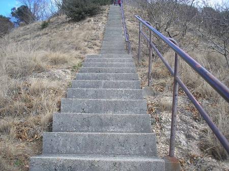 道路に出て長い階段を登っていく。400段あるらしい