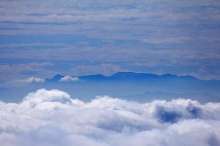 ズームで大峰山脈。左から大普賢岳、八経ヶ岳、稲村ヶ岳がはっきり見えます