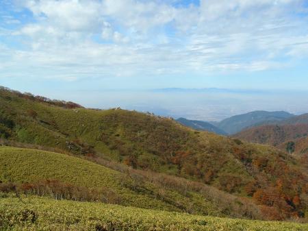 琵琶湖側の方面は比良山系の山々。手前の稜線はこれから行く杉峠へ続く