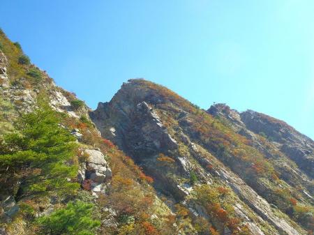 釈迦ヶ岳付近の山々は岩がむき出しになった迫力ある山肌。尾根道でもよかったけど、このルートじゃないとこの光景は見れないのでこれで良し！