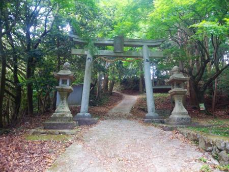 舗装道を登りきると丹生神社の鳥居があった
