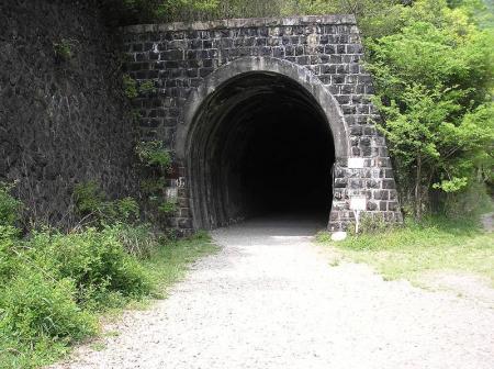 トンネル入口。トンネル内は冷っとしていて真っ暗