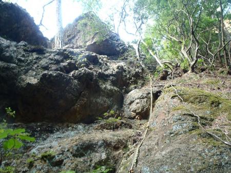 この付近からが岩へ登りやすい。これは以前の画像で現在はこのロープがなくなっていた