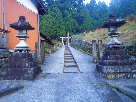 左側にあるこの大皇器地祖神社の中へ入っていく。道標もなにもないのでわかりにくいんだけどね