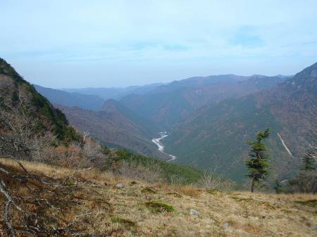 川迫ダム、左に突き出ているのがトサカ尾山