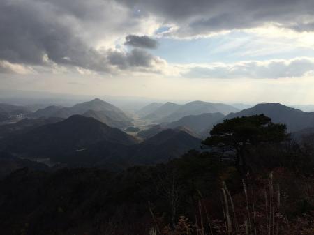 中央が立杭焼き、今田村でその左側に見えてる山は虚空蔵山