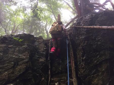 岩場も濡れていて滑るので結局ロープを出して懸垂で降りることにした