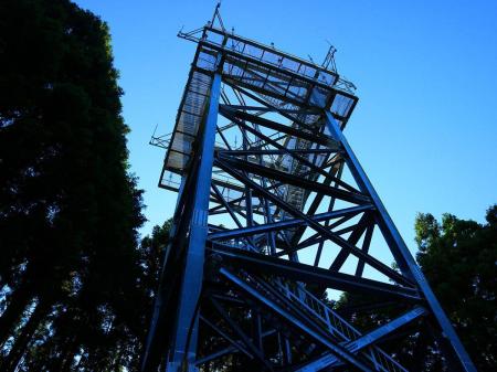 対空受信所の鉄塔といえばいいのか。この付近は航空関係の設備が多い。階段があるけど登ると展望が良さそうだけどね