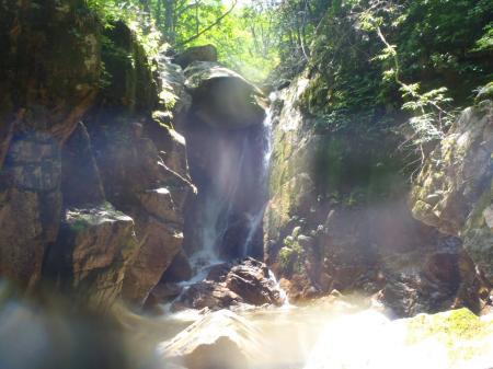 七編返し淵手前の滝。真ん中の岩しかり、これが結構神秘的な光景だった