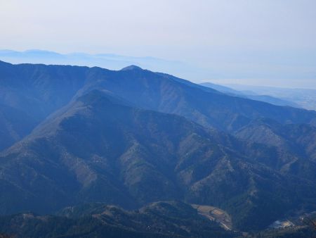 琵琶湖側をズーム撮影。カーブしているところは米原市あたりなのか、この湖岸の形からして伊吹山から見えてるカーブと同じだと思う
