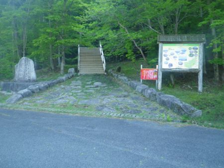 早朝から駒の尾山登山口よりスタート。車は後ろにある黒岩峠駐車場にとめた