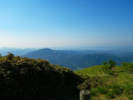 南西側を見てみると関西百名山を制覇する時に登った日名倉山が見えていると思われる