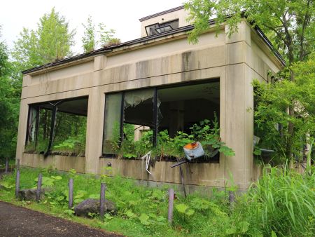 早速災害遺構としての建物があった。廃墟だけど、噴火のすさまじさが残っている