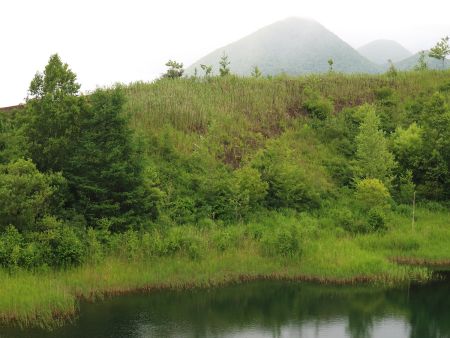 天気が悪くなってきて周りの山がガスってきた