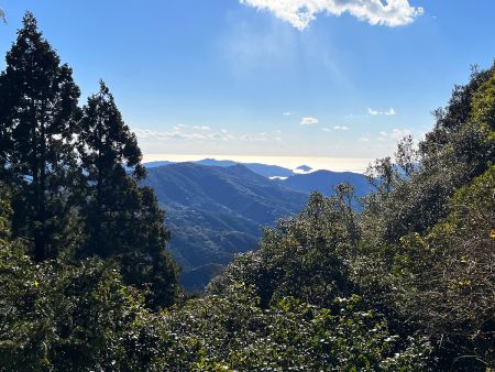 剣峠からでも若干ではあるけど海が見える