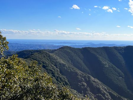 岩場の上からは北側の眺望が広がっていたけど鳥羽あたりかな？