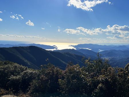 こっちは志摩方面かな。この海の構図がいい感じ。しかも陽がいい感じに当たってオレンジに染まりつつある