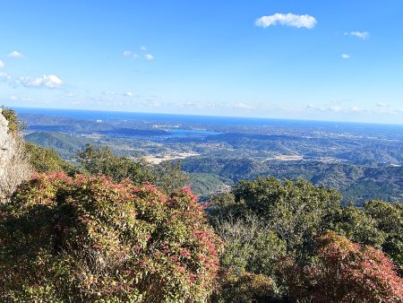 左側の岩が切れてるけど、この岩の上でみんな撮影してるみたい。こっち側の海の景色もいい感じなんだけどね